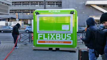 A Flixbus jegypénztárai Franciaországban a Karmodtól
